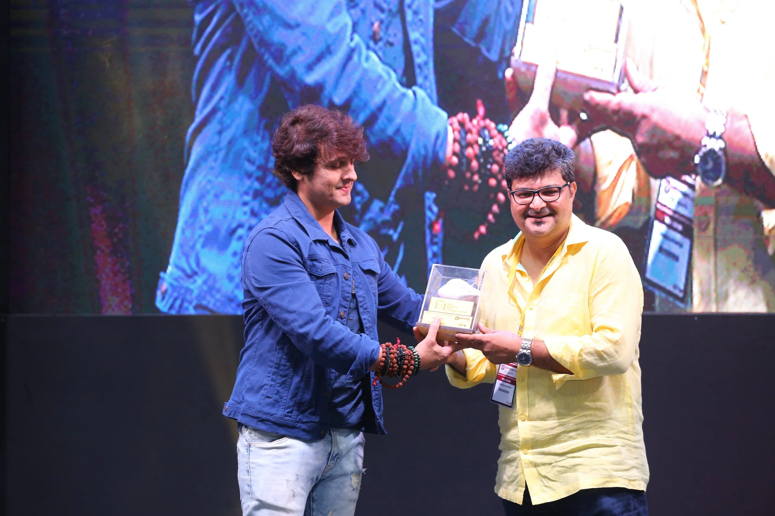 Kohinoor Mukherjee, receives award from Sonu Nigam for Independent Song Mixing