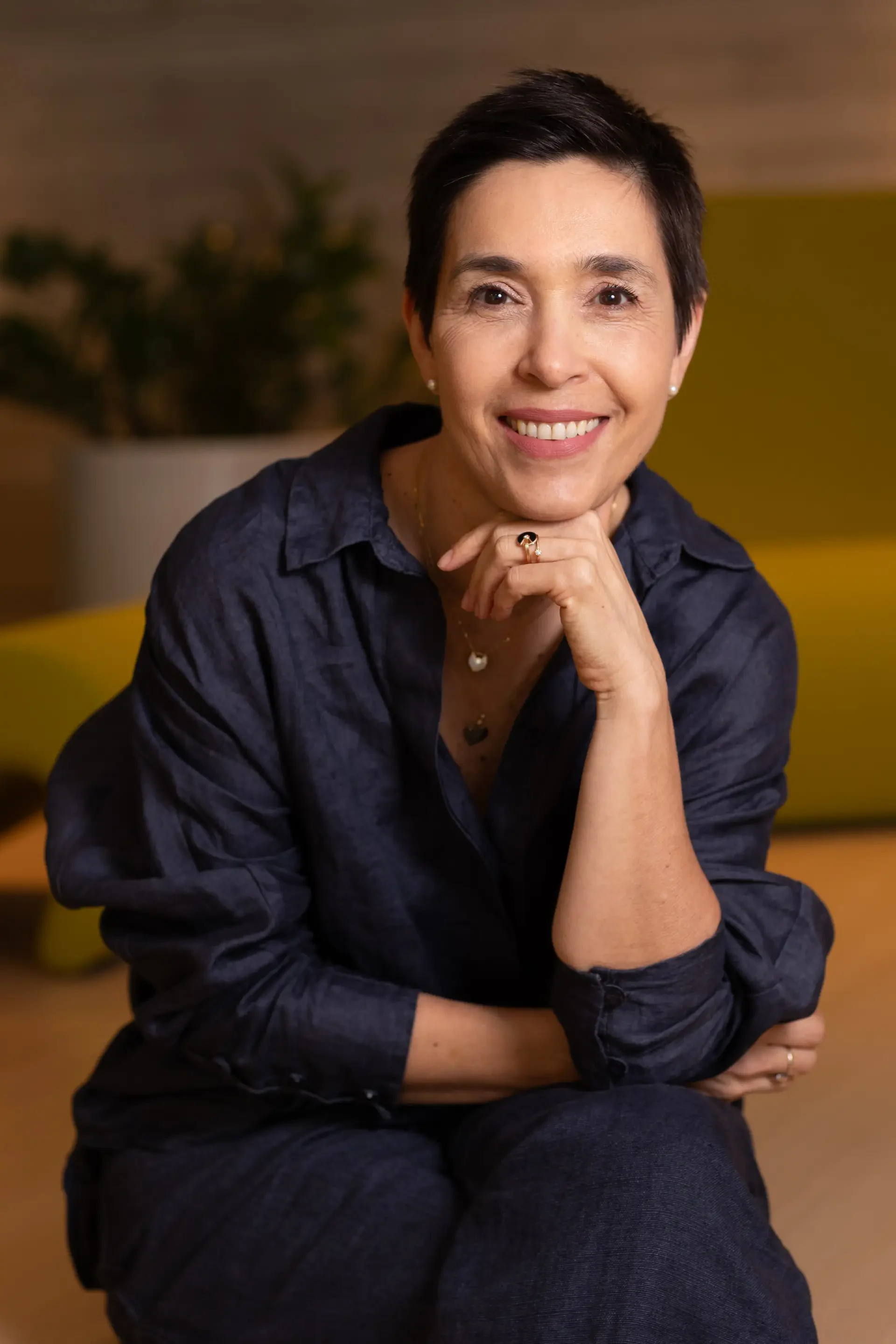 Lorice Scalise, palestrante do setor de saúde, sorrindo e usando blusa azul-marinho.