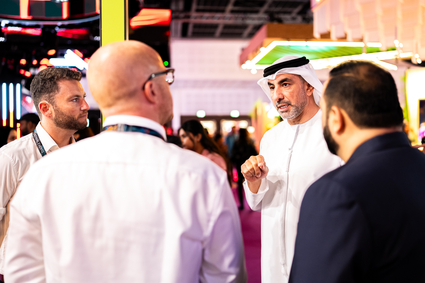 Interactive exhibitor booth at MEES with business leaders in conversation