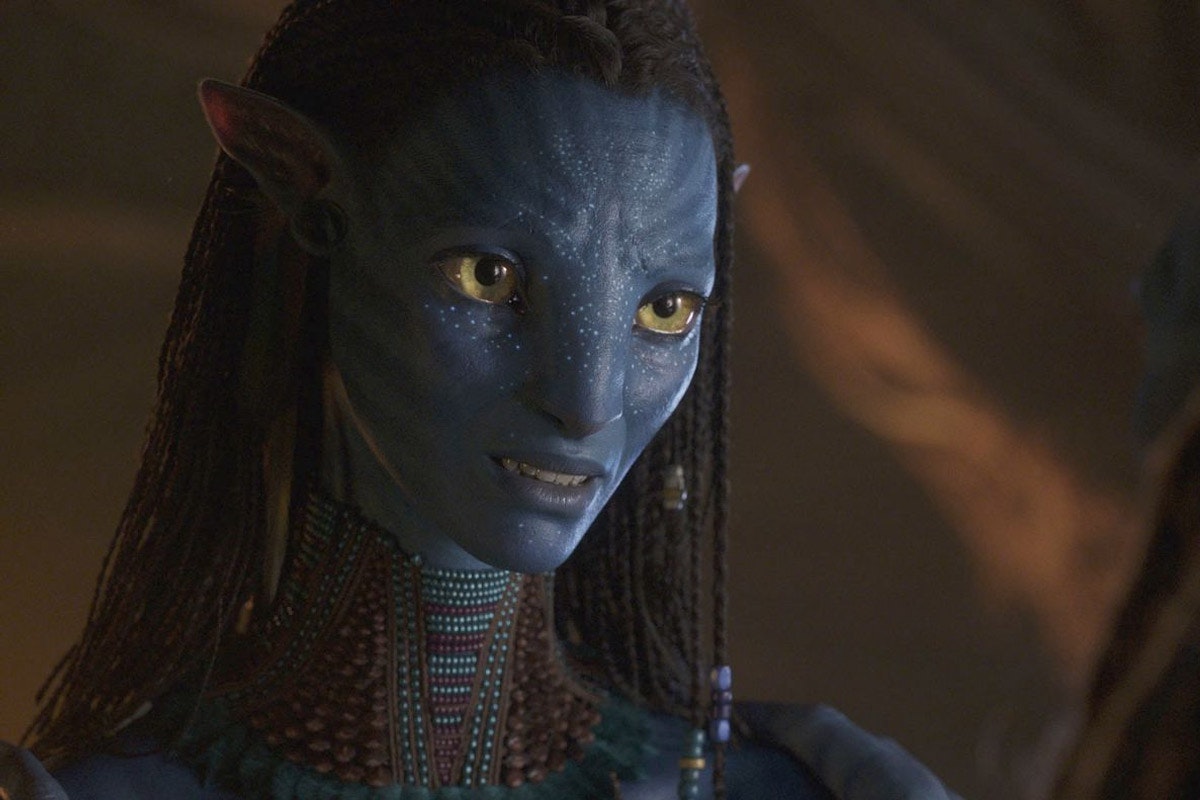 Neytiri from Avatar looks off screen