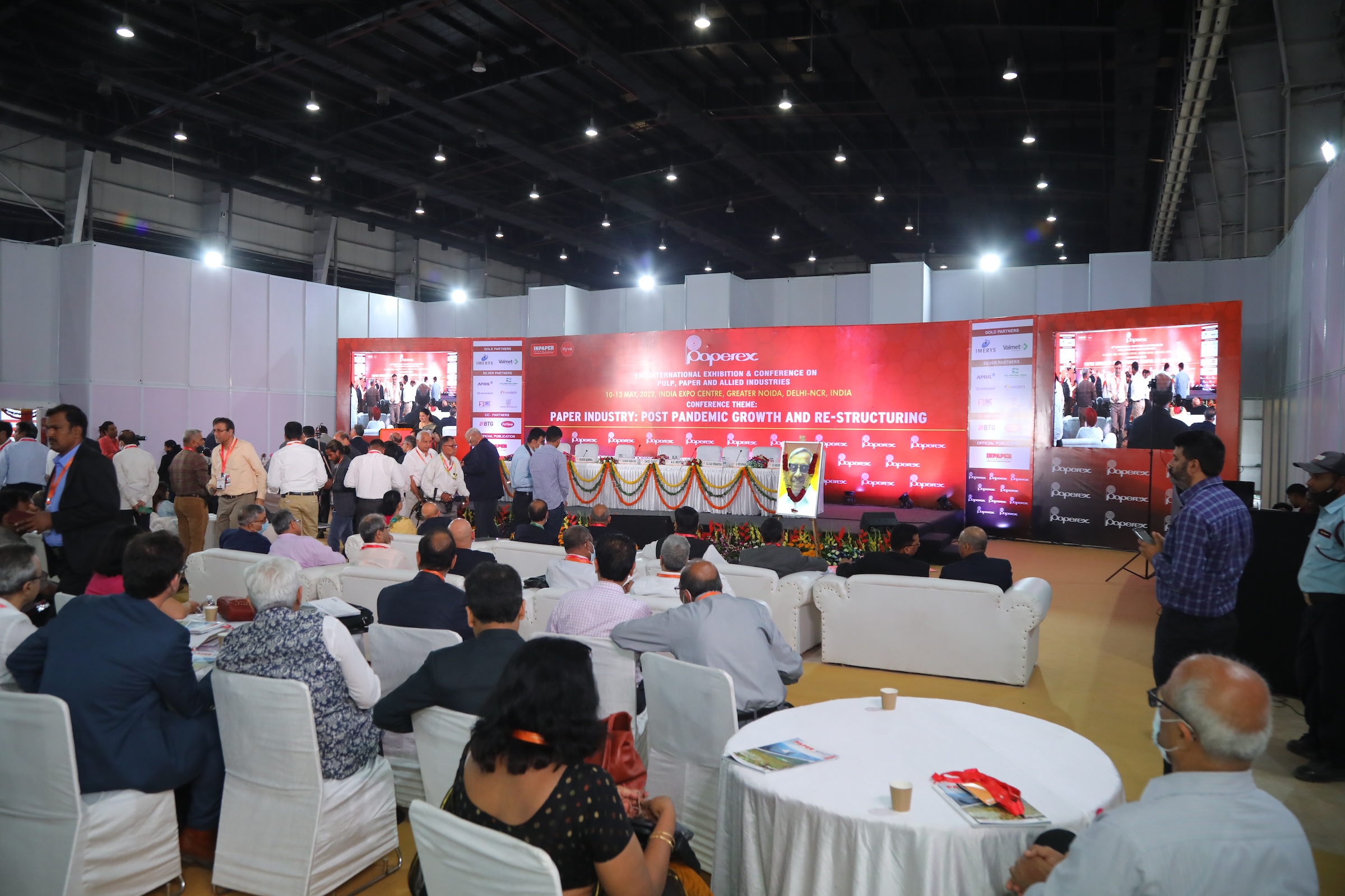Overview of attendees and speakers at a conference session