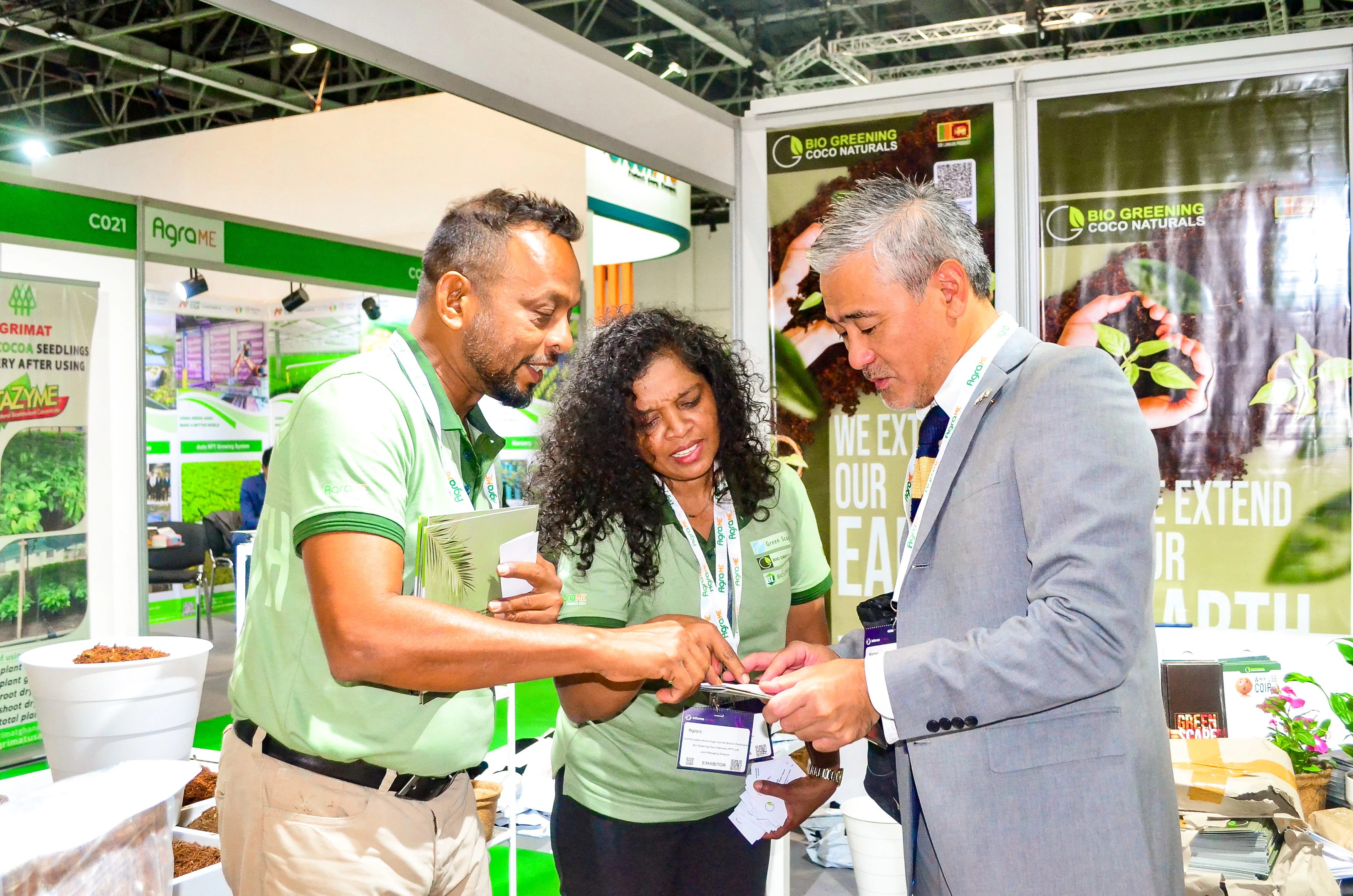 Agriculture professionals networking and discussing business opportunities at Growtech Middle East