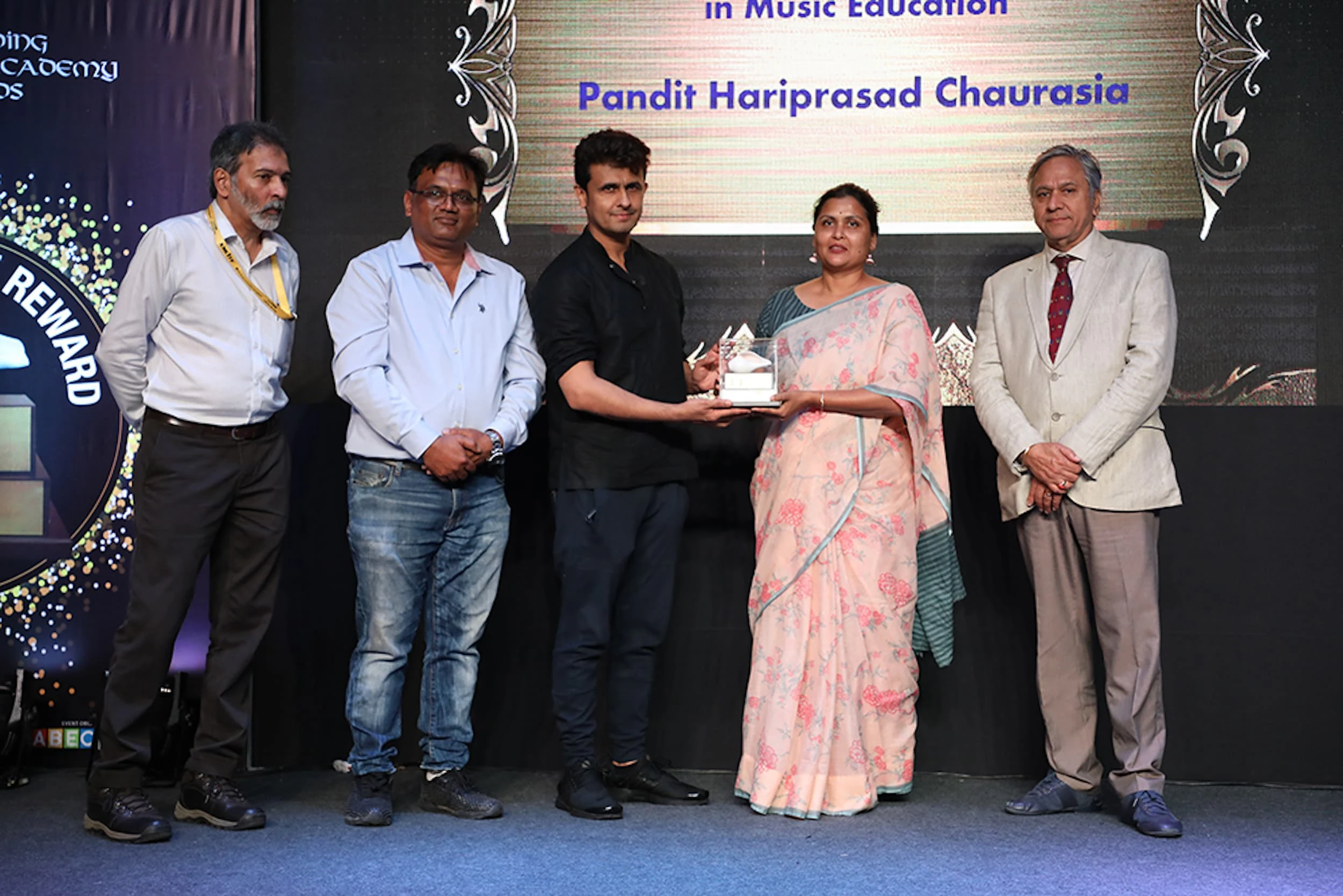 Pushpanjali Chaurasia accepts Lifetime Achievement Award on behalf of Hariprasad Chaurasia