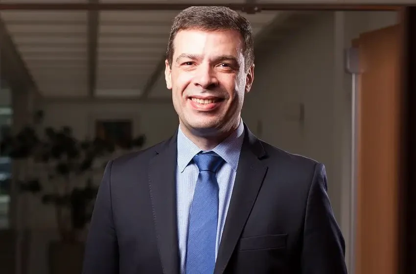 Renato Casarotti, palestrante do Healthcare Innovation Show, homem sorrindo de terno escuro e camisa azul.