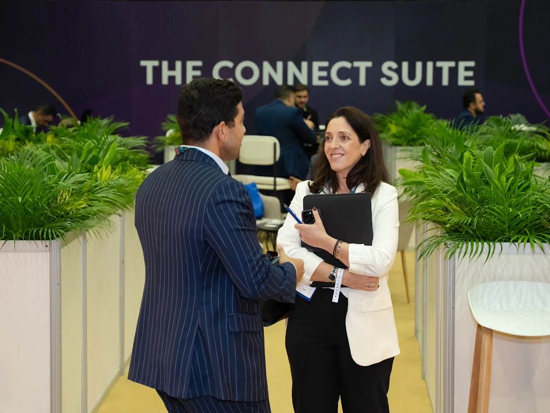 Exhibitor and delegate in a one-on-one business meeting at HRSE EGYPT, highlighting digital engagement and post-event lead generation opportunities.