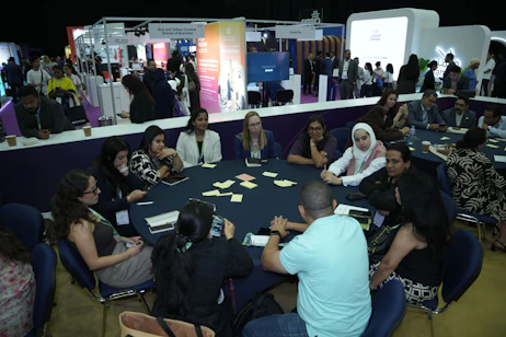 Group discussion at HRSE Dubai 2025 workshops, where HR professionals explore AI, leadership training, and certified HR learning pathways.