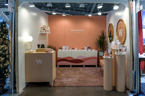 Voici un exemple de moquette fournie par l’exposant utilisée pour créer une ambiance chaleureuse dans le kiosque