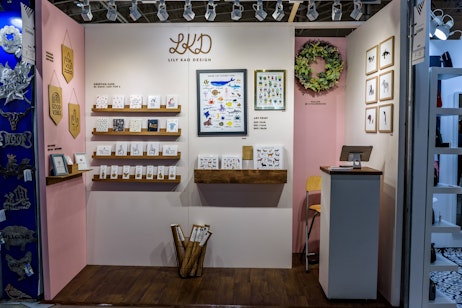 Voici un exemple de mur rigide fourni par l’exposant utilisé pour créer de la dimension à l’intérieur du kiosque