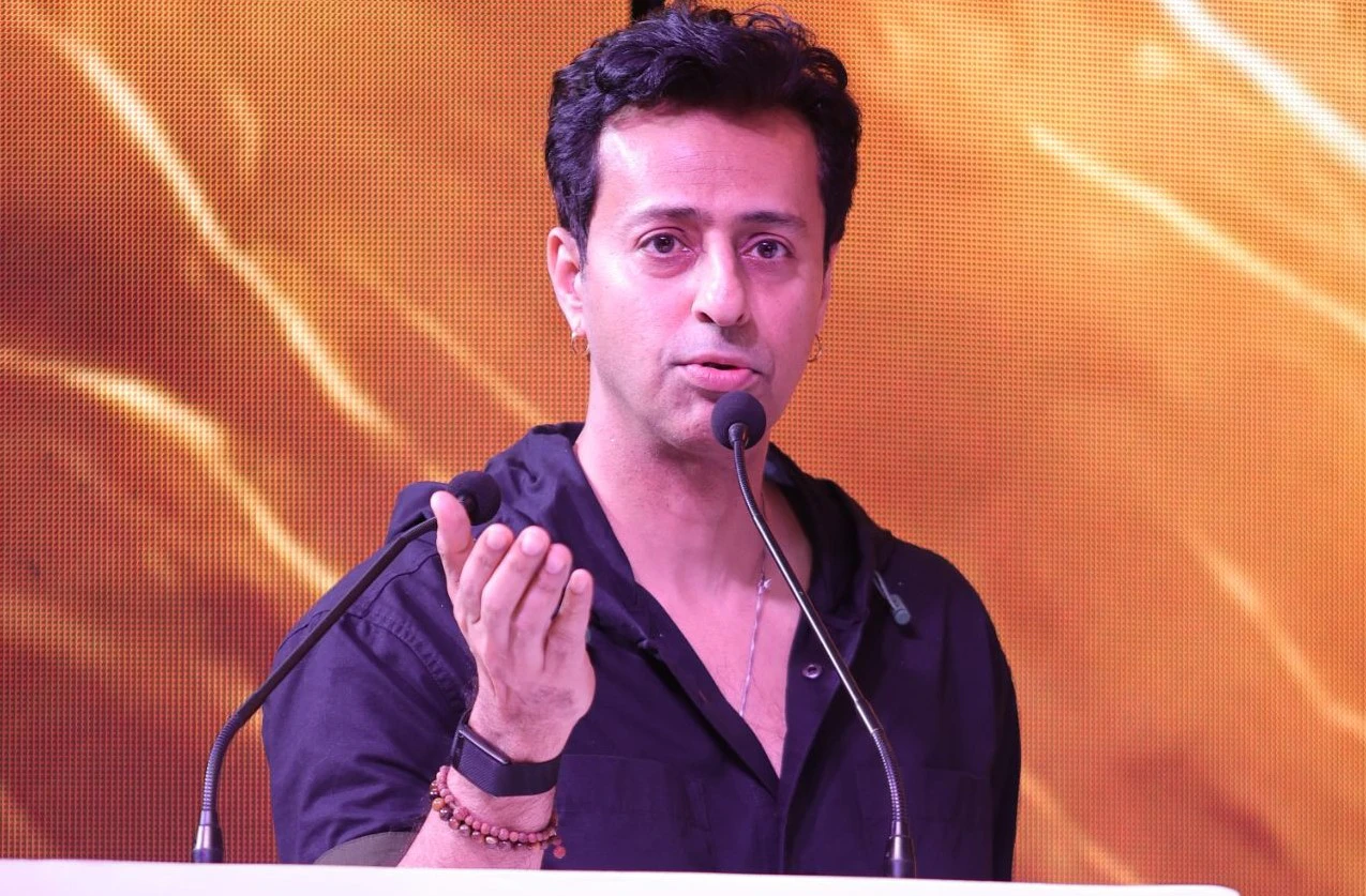 Salim Merchant graces the stage and addresses the audience