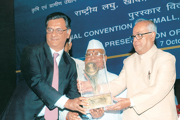 Mr. Sandeep Ahuja, Sr. Vice President, Ahuja Radios, receiving the National Quality Award in October 2006 from Sh, Pranab Mukherjee, the then Defence Minister.