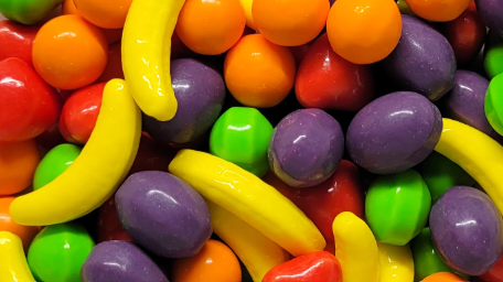 a scoop of runts fills the image box, including strawberry, banana, apple, grape, and orange runts