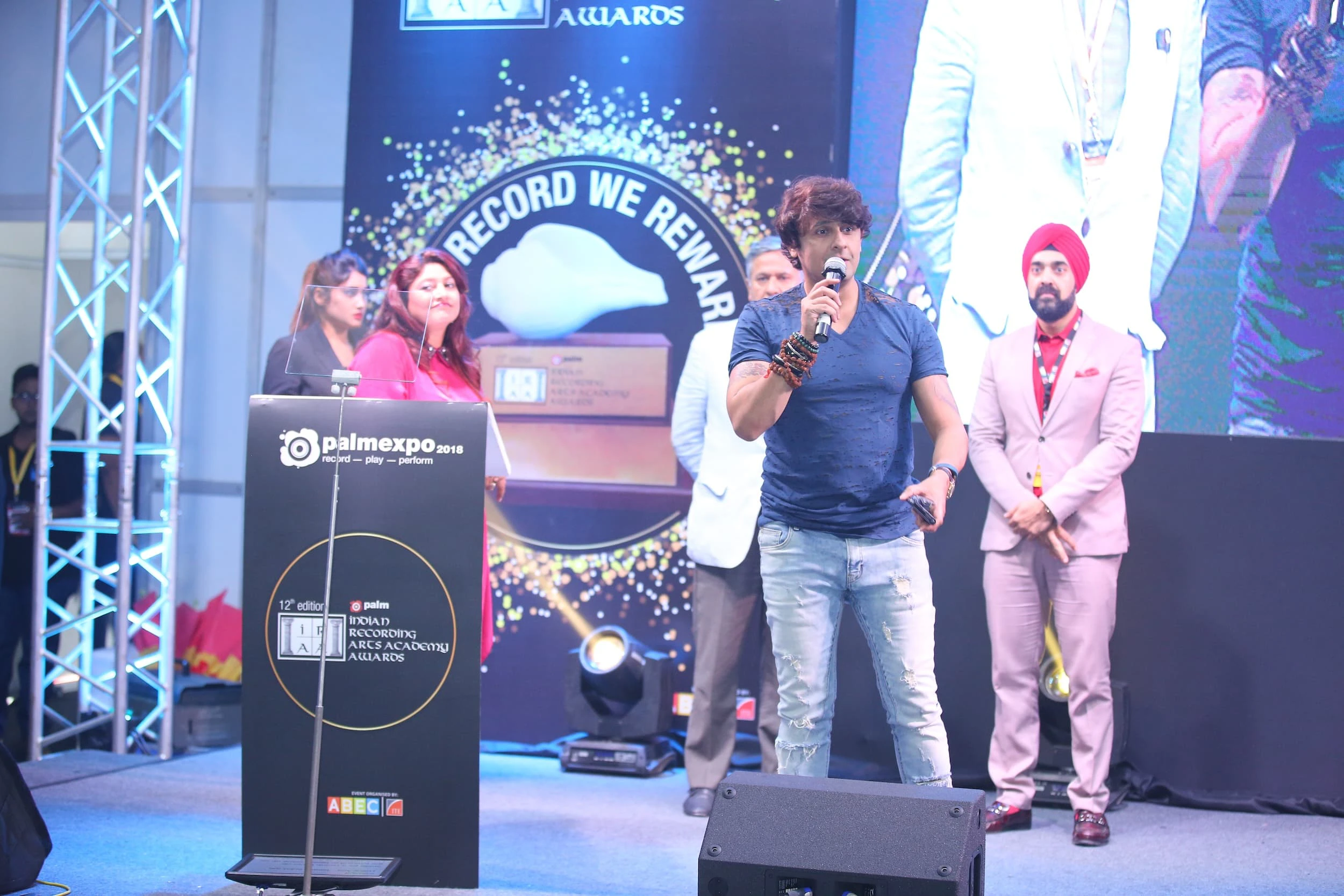 Sonu Nigam addressing the Audience at IRAA Awards 2018 ceremony
