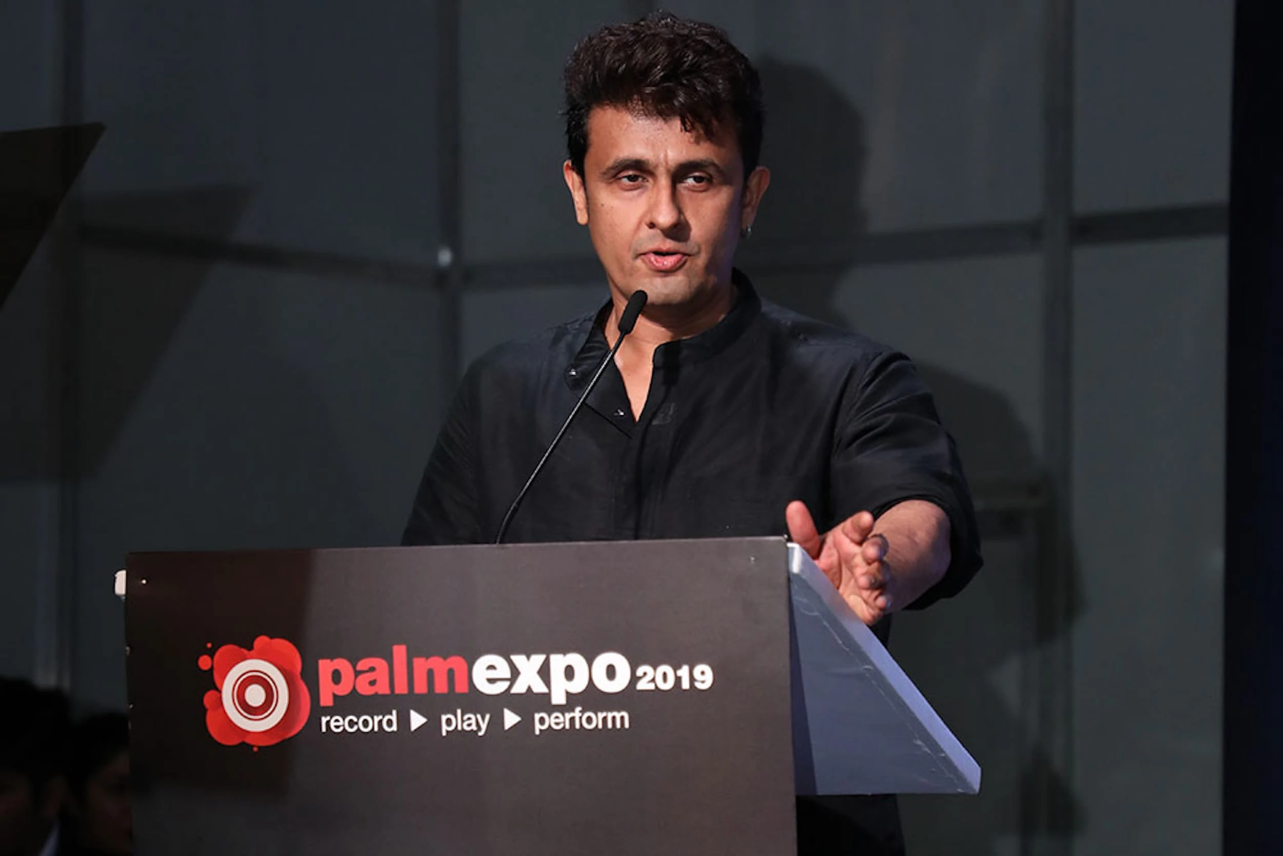 Sonu Nigam addressing the audience at IRAA awards ceremony