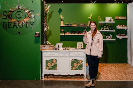 Lampes à bras fournies par SHOWTECH utilisées pour créer un éclairage diffus jaune chaud