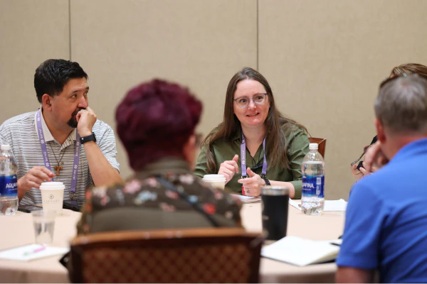 Students collaborate during a roundtable discussion in the HDI Desktop Advanced Support Technician course, sharing ideas and solving technical challenges together.