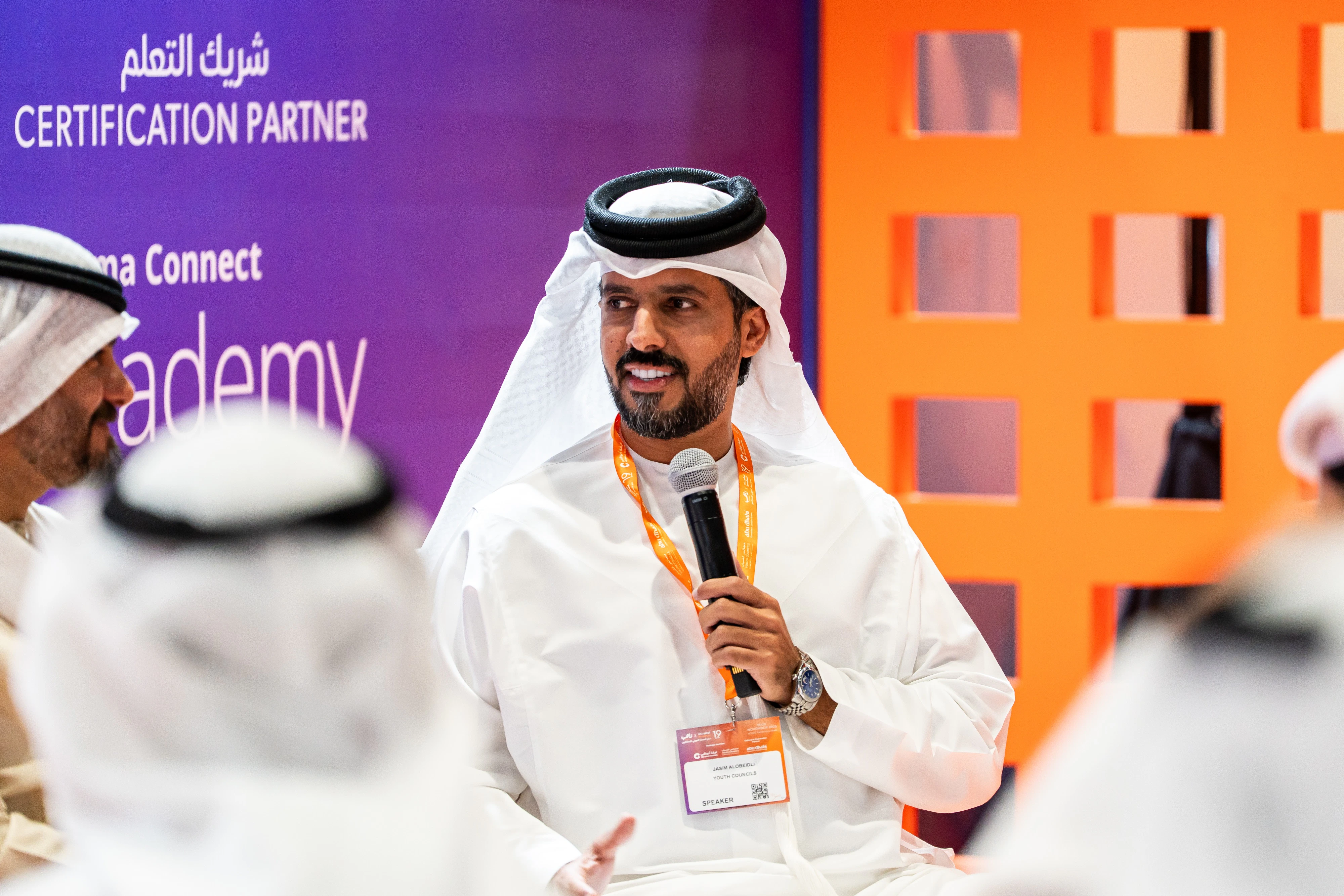 Emirati professionals networking and exchanging ideas at Tawdheef x Zaheb 2025, strengthening UAE connections.