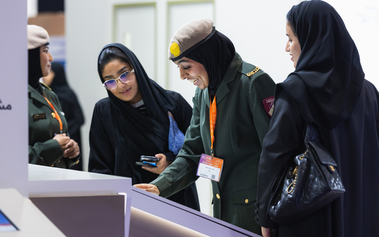 Emirati professionals networking and exchanging insights after a counselling session at Tawdheef x Zaheb 2025 in Abu Dhabi.