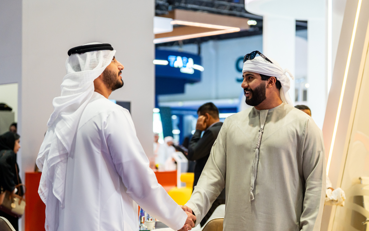 Emirati professionals engaging with recruiters to learn what employers look for in CVs during Tawdheef x Zaheb 2025, Abu Dhabi.
