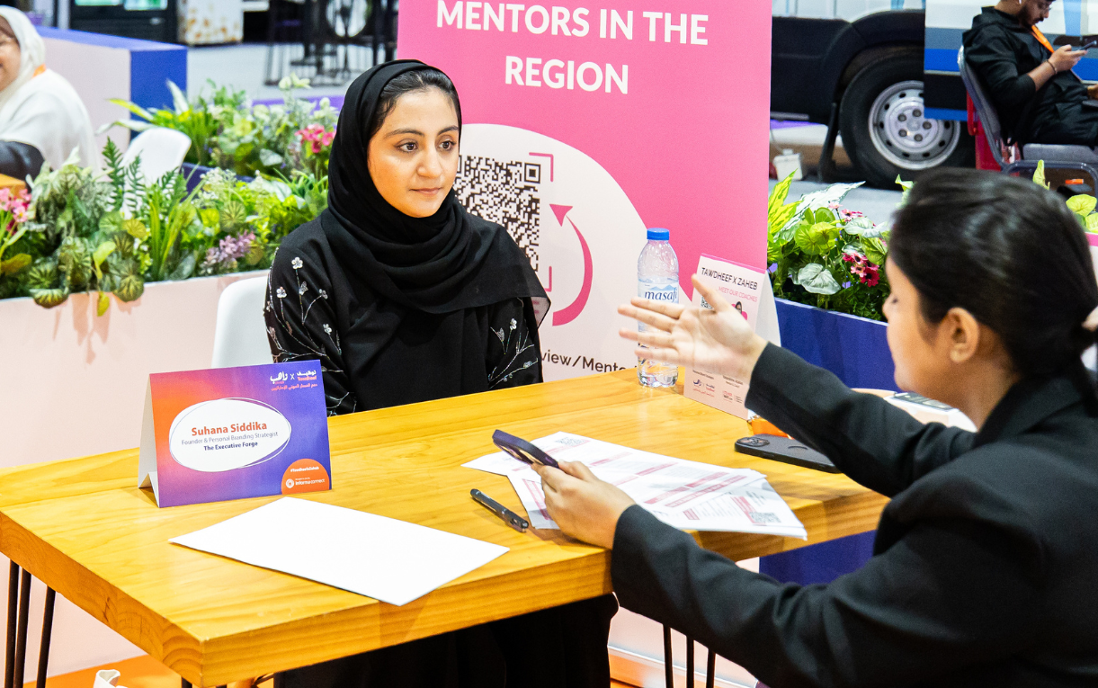 Jobseekers consulting with HR professionals for personalised CV advice tailored to specific industries at Tawdheef x Zaheb 2025 in Abu Dhabi.