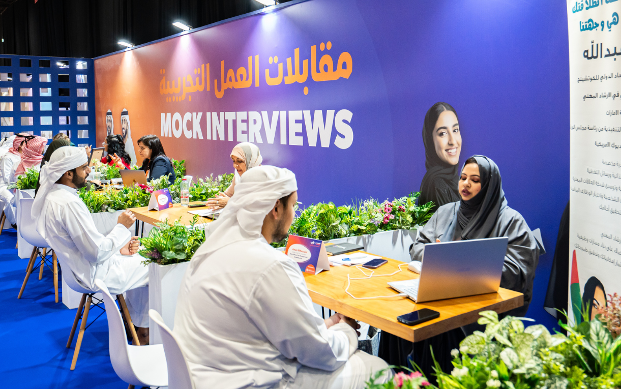 Participants asking for advice on common interview questions and how to tailor answers to specific roles at the Mock Interviews Hub, Tawdheef x Zaheb 2025.