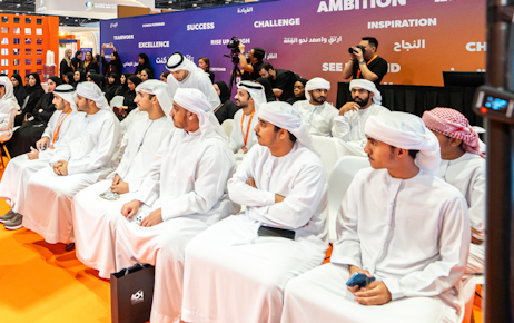 Tawdheef exhibitor explaining to Emirati about Emiratisation