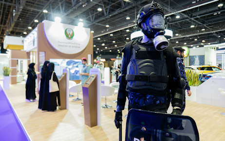 Emirati women exhibitors discussing with Emirati men at Tawdheef