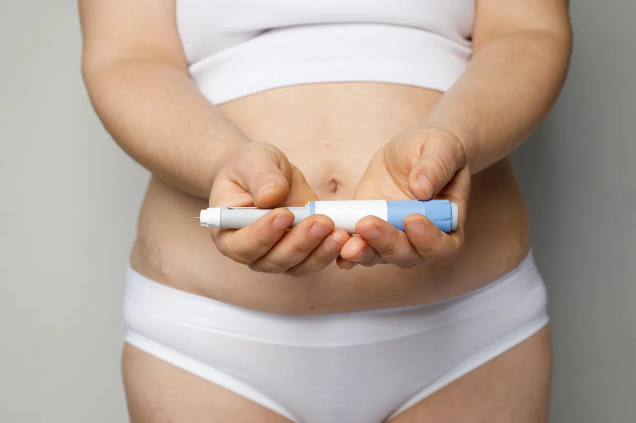 A zoom into someone holding a diabetes injection pen