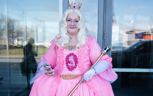 Cosplayer dressed as Princess Peach