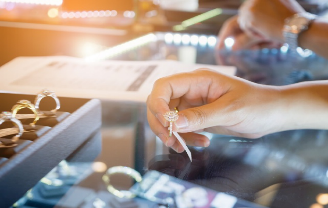 Robust holiday jewellery sales