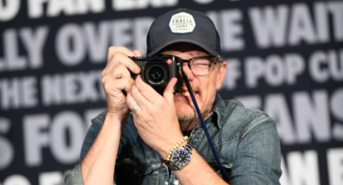 With his personal camera, Matthew Lillard takes a photo of the whole crowd