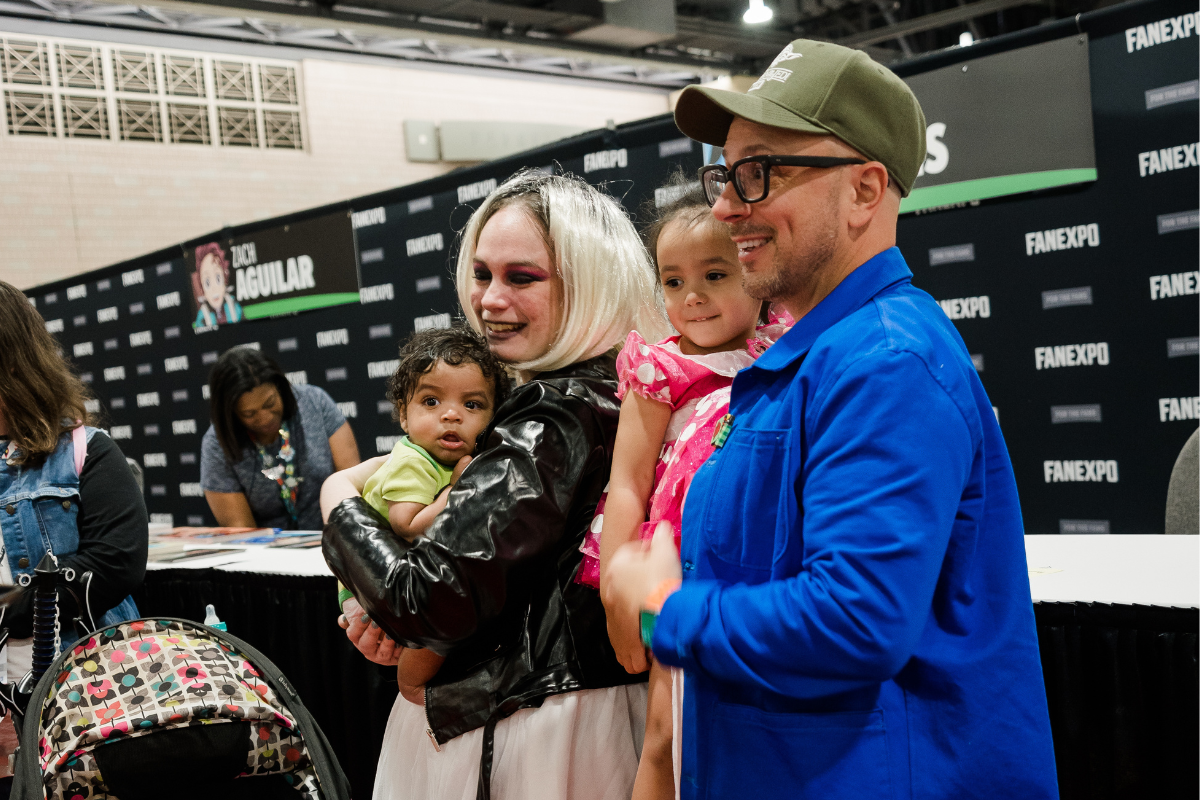 Steve Burns posing for a pic with a mom and two young kids