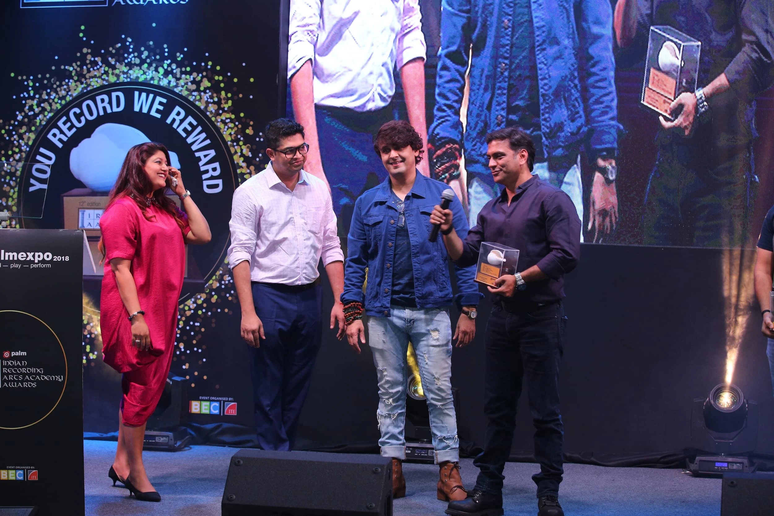 Vijay Dayal addressing the Audience after receiving his Award