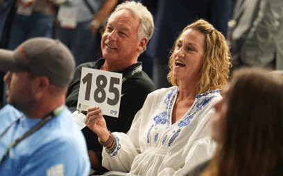 Person making a bid at the EREF Auction