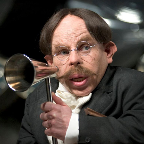 Warwick Davis at MEFCC Hall of Fame, famous for Star Wars and Harry Potter roles.