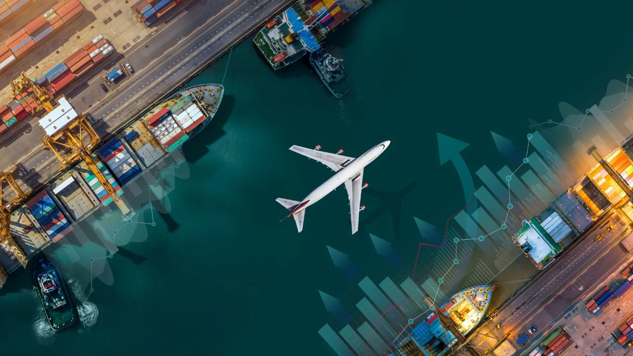 Vista aérea de um porto com navios de carga, sobreposta por um avião em pleno voo e gráficos financeiros que simbolizam o comércio exterior e a logística global.