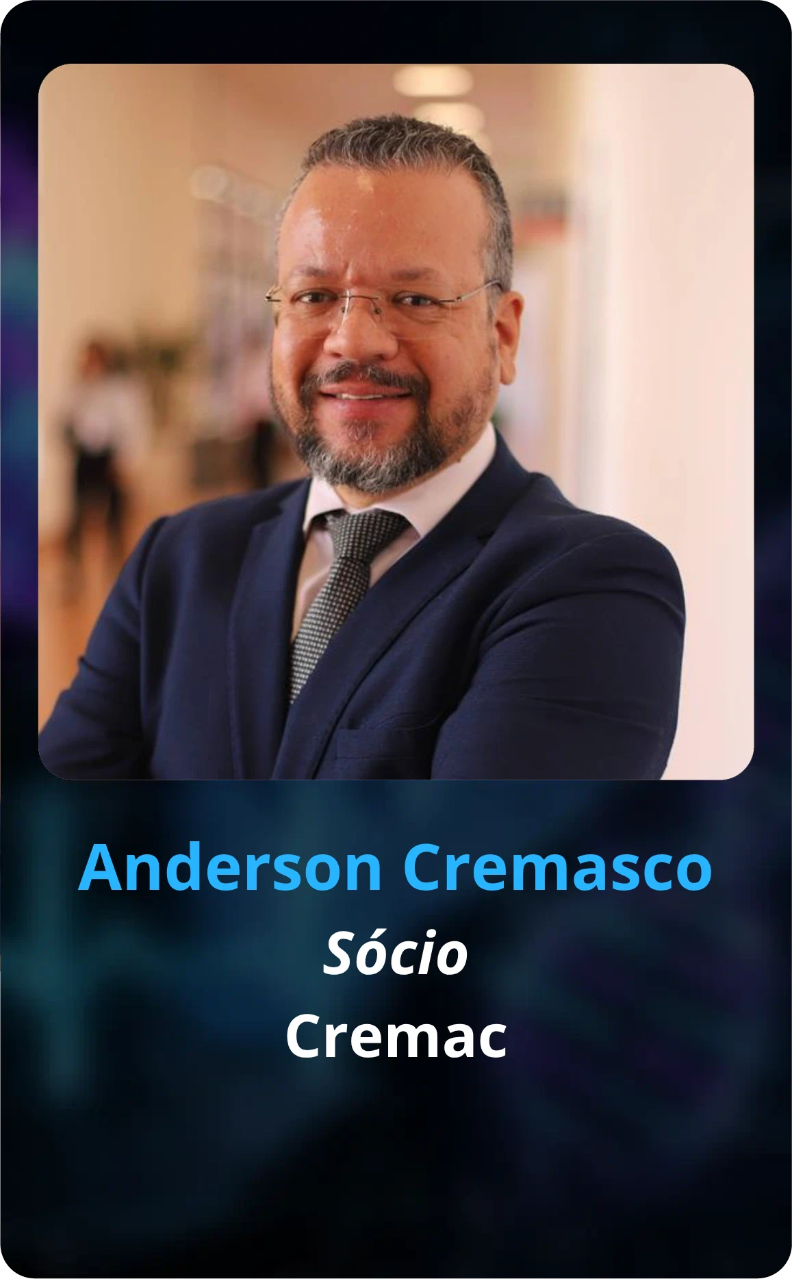 Anderson Cremasco, Socio na Cremac, palestrante do Healthcare Innovation Show (HIS). Homem sorrindo de terno azul escuro, gravata e óculos.