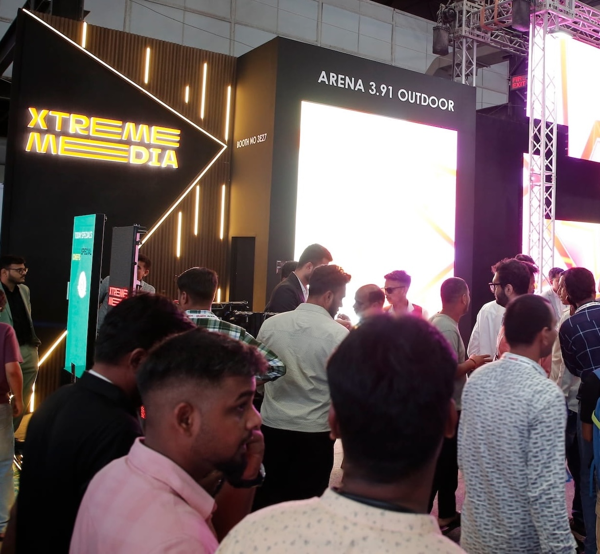 Visitors at SV-ICN viewing the exhibitors