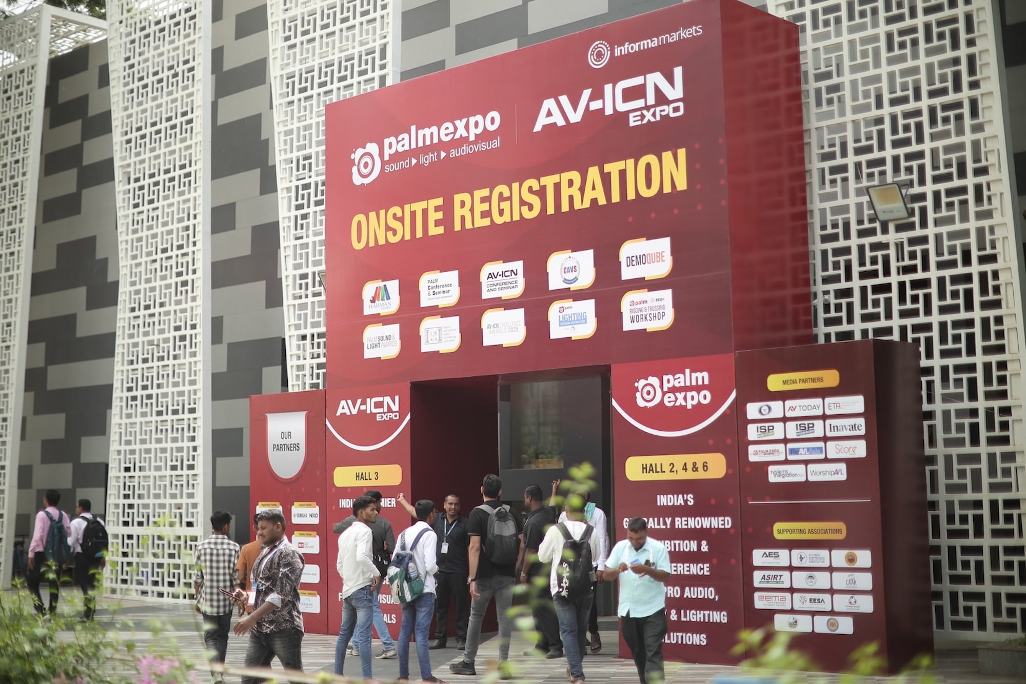 Onsite registration entrance for the Palm Expo and AV-ICN Expo with attendees entering the venue.