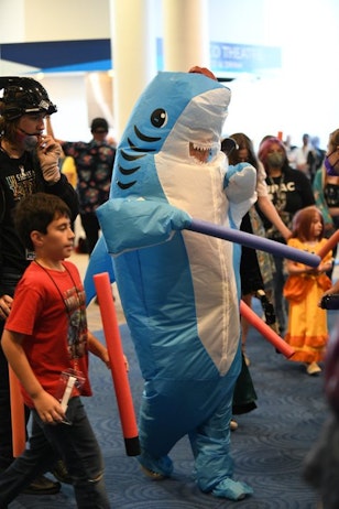 Jedi Master Shark prepares for the fan lightsaber battle on the cosplay red carpet