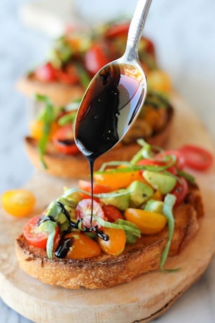 toast with vegatbles and balsamic sauce