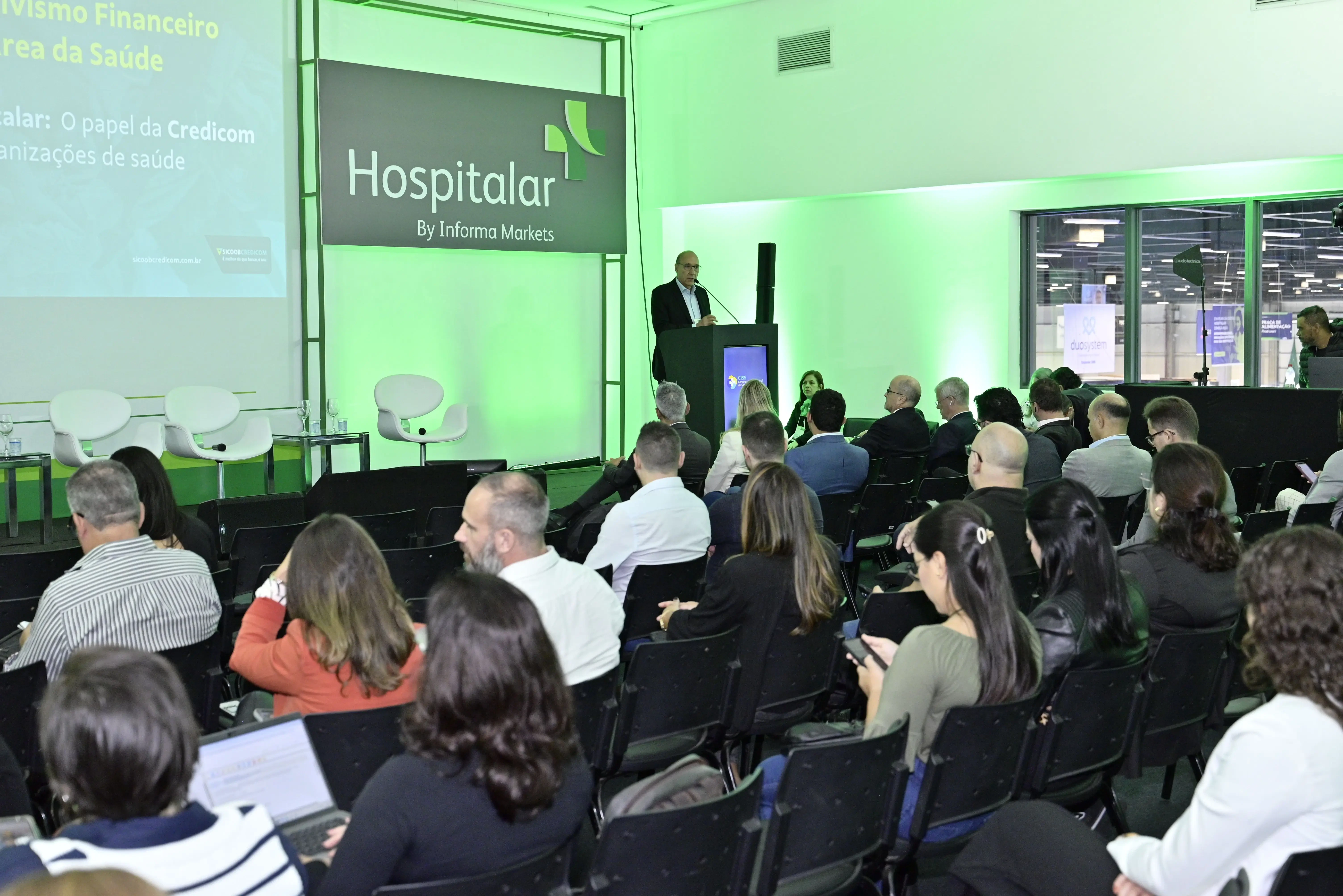Palestra sobre o papel da Credicom nas organizações de saúde durante a feira Hospitalar.