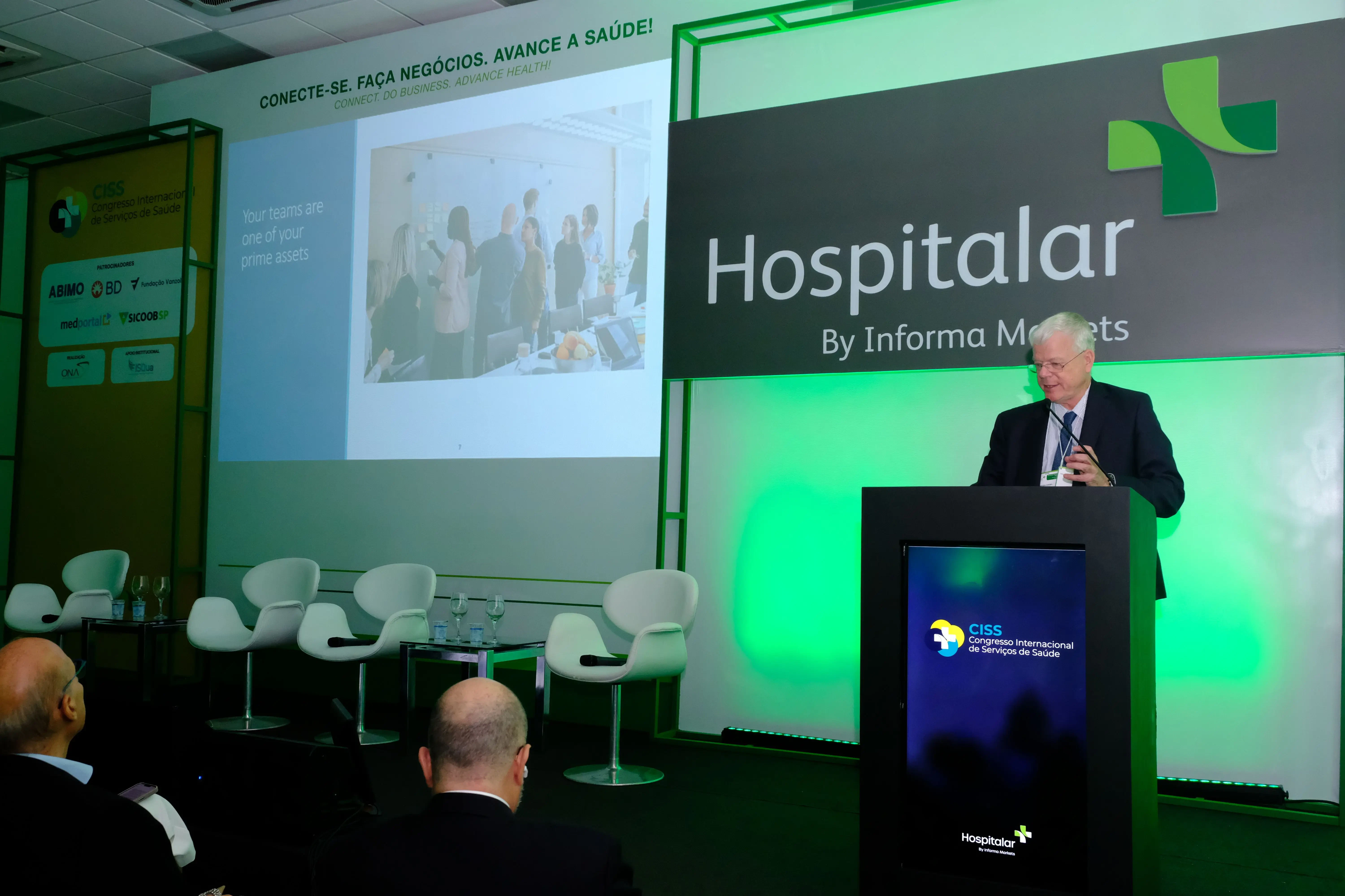 Palestrante em palestra sobre cooperativismo financeiro com os contatos da Sicoob Credicom durante a feira Hospitalar.