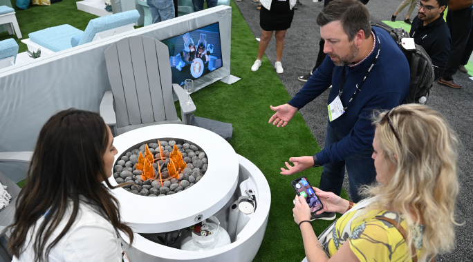 PSP Expo attendees looking at innovative outdoor living products in he exhibit hall