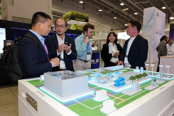 Exhibitor talking to Data Center World attendees