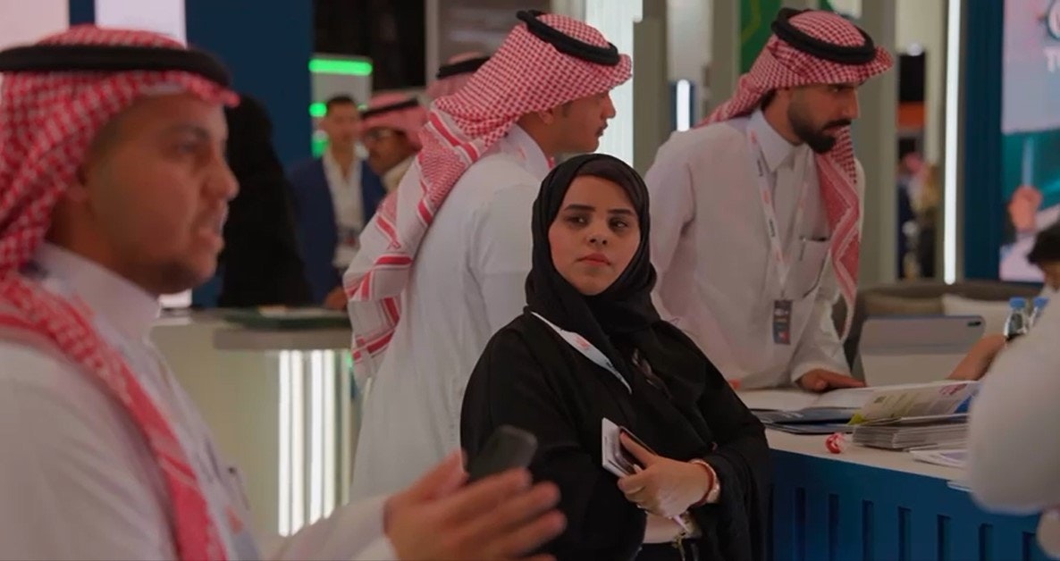 Exhibitor and delegate in a one-on-one business meeting at HRSE KSA, highlighting digital engagement and post-event lead generation opportunities.