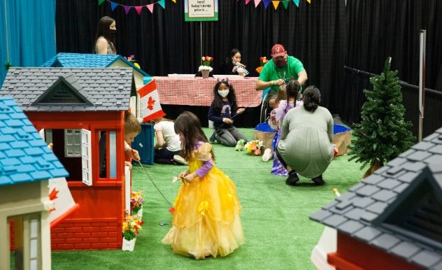A bunch of children play in the Family Zone's housing area