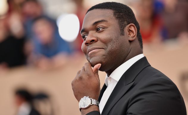 Sam Richardson holding his finger to his chin as if he is thinking