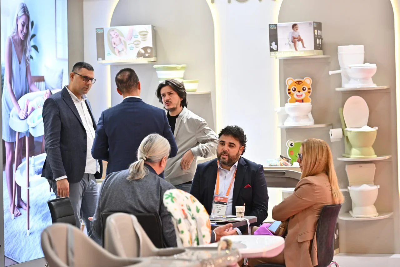 Group discussion at CBME Türkiye exhibition.