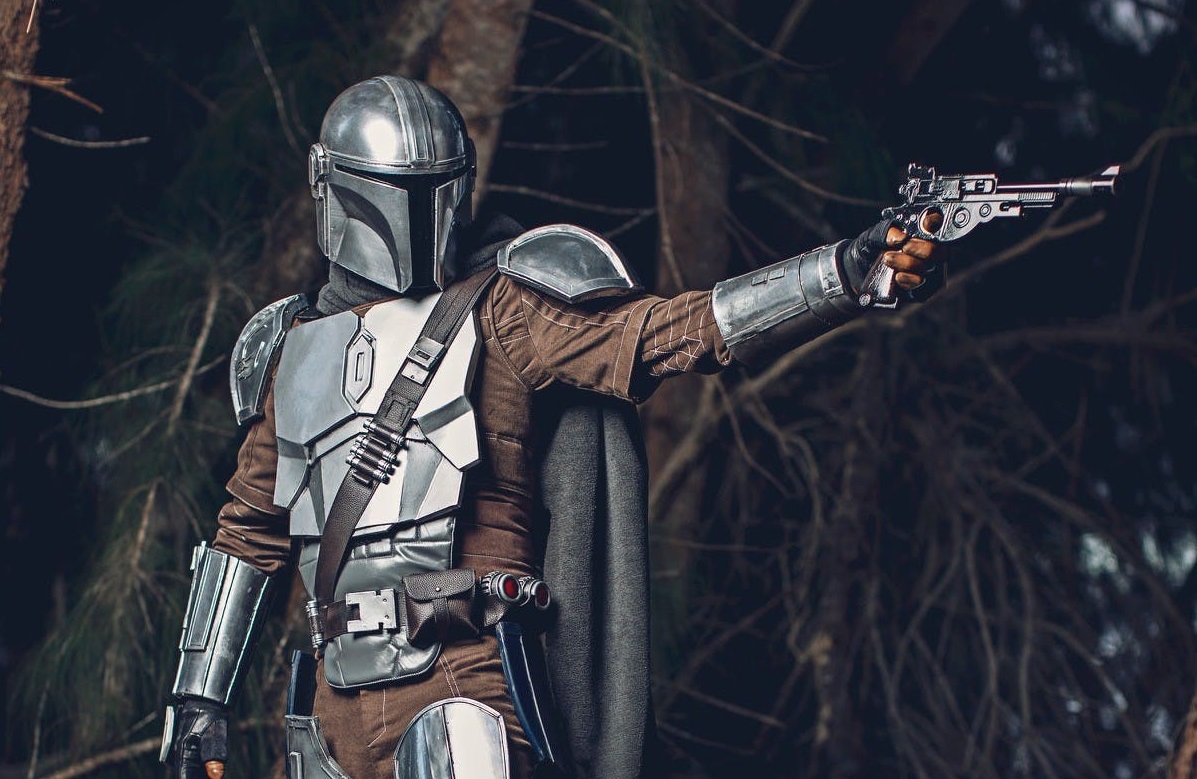 HOLTSCLAW COSPLAY AS THE MANDALORIAN WITH A PROP GUN