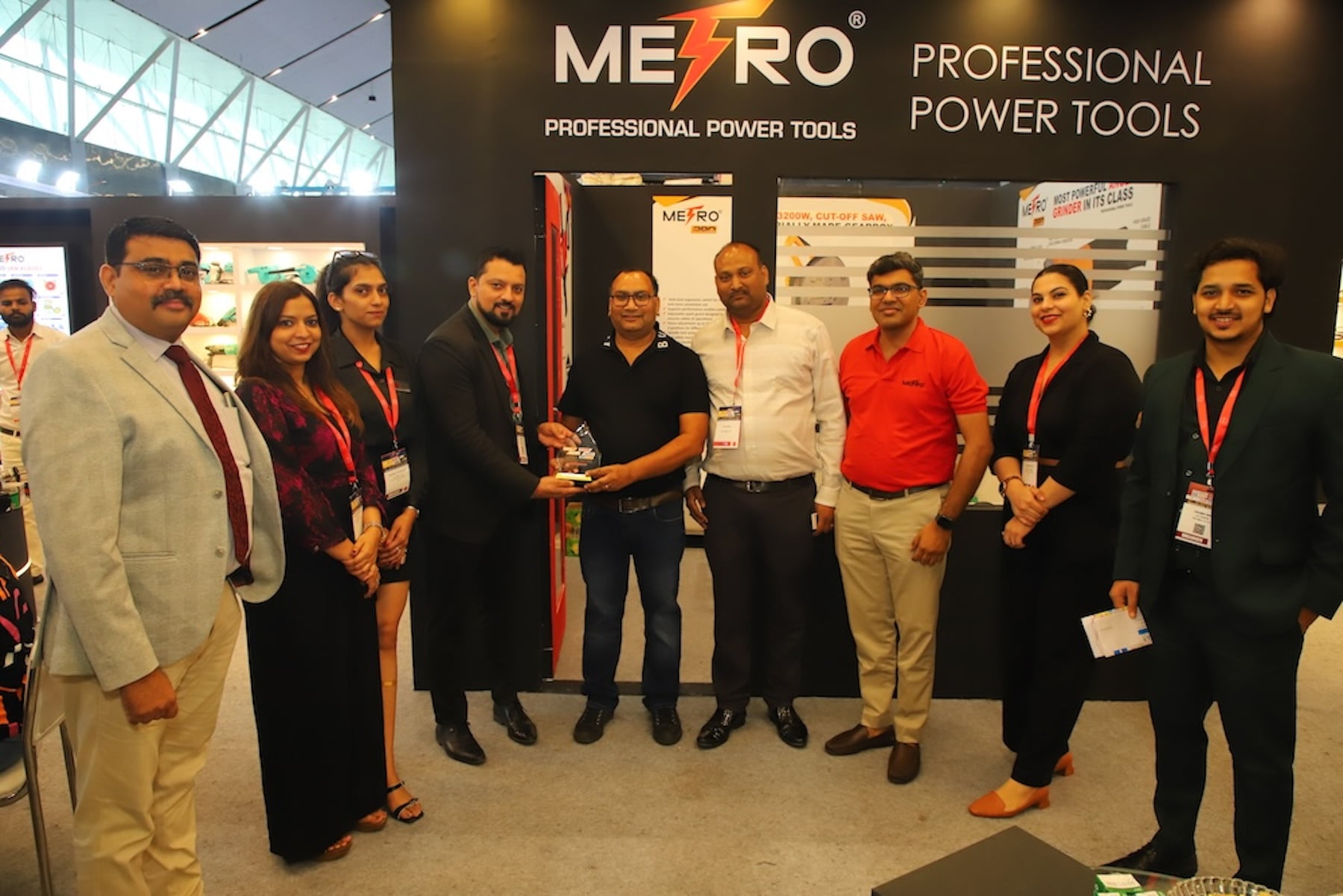 Exhibitor team receives an award at the professional power tools booth during Tools & Equipment Expo.